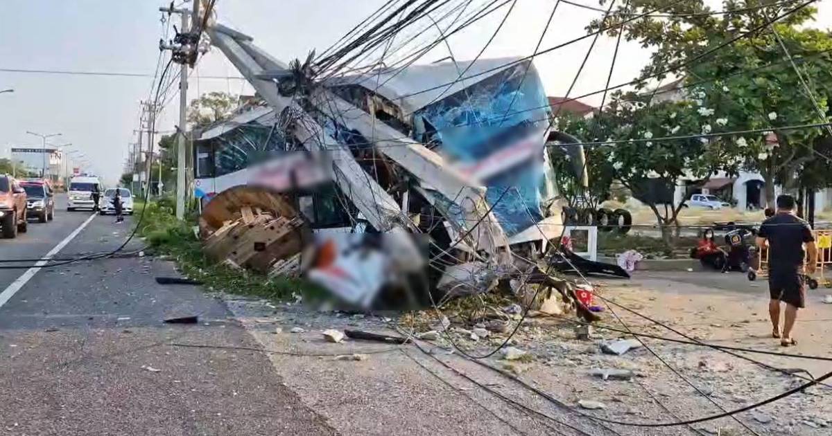 อุบัติเหตุ! รถทัวร์เสียหลัก ชนเสาไฟฟ้าจนหักโค่น มีผู้บาดเจ็บนับ 10 ราย