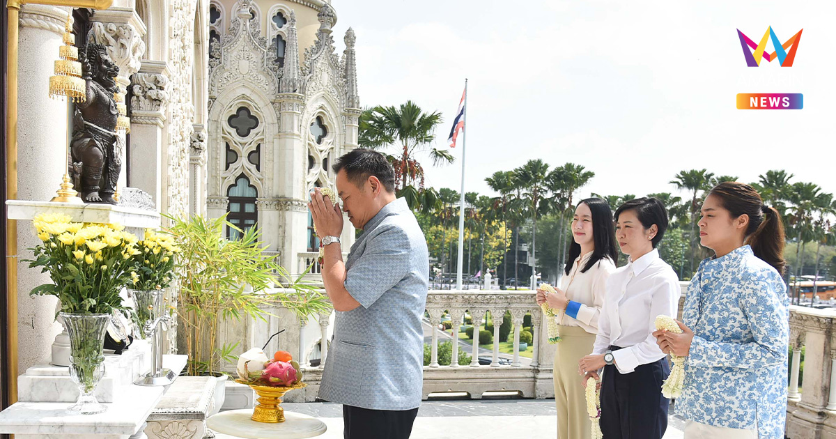 ยิ้มรับวันทำงาน! "นายกฯ อนุทิน" ควบรถไฟฟ้าคู่ใจคันเดิม เข้าทำเนียบฯ